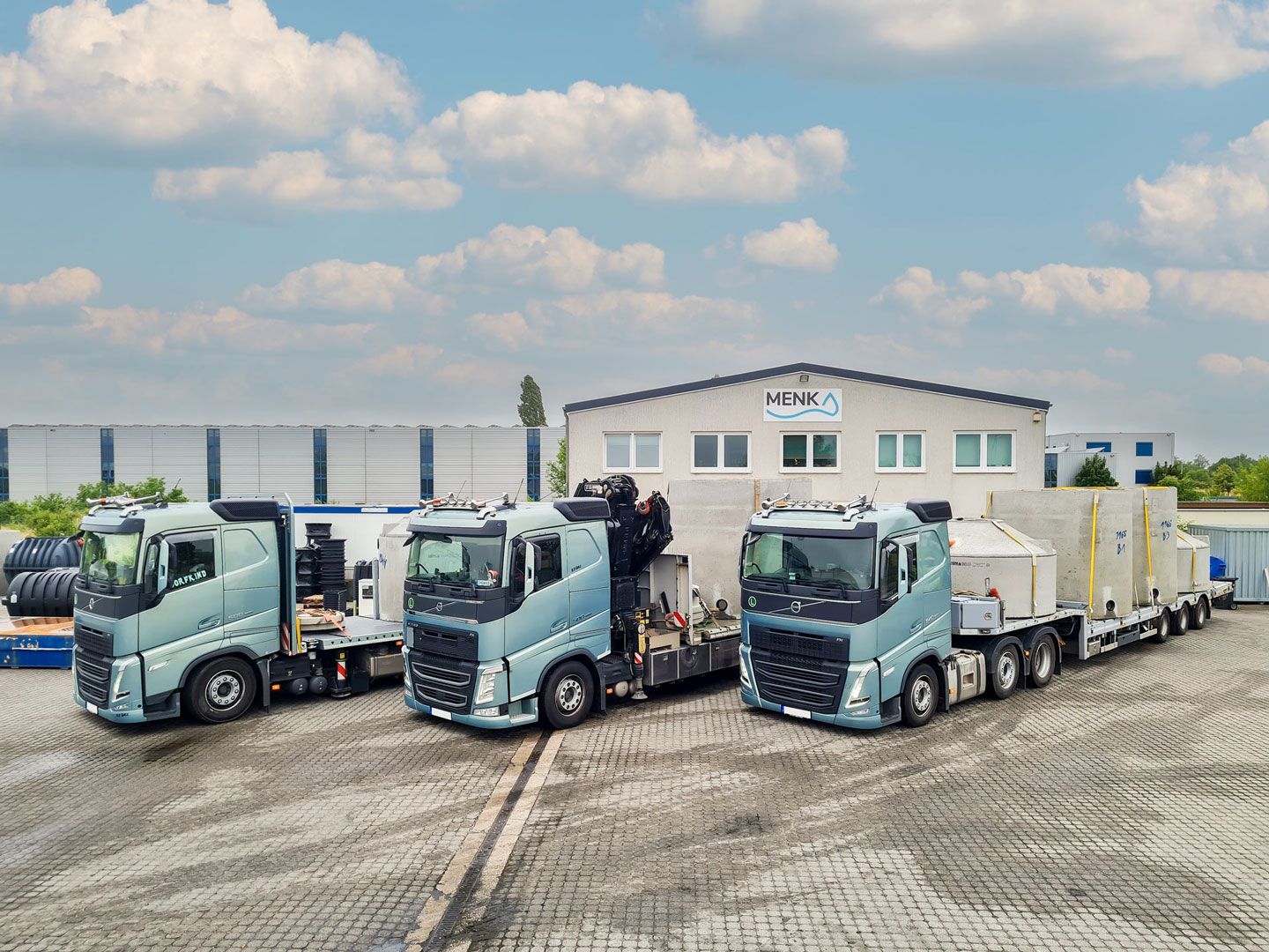 MENK Transport Fuhrpark: Spezial-LKW mit Ladekran und Fly-Jib für Schwerlastlogistik