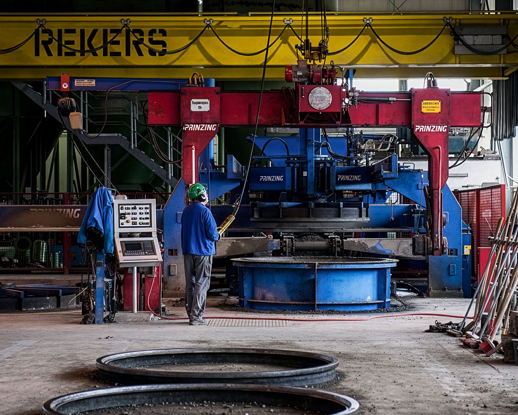 Blick in die Fertigungshalle von Menk Beton für hochwertige Stahlbetonfertigteile
